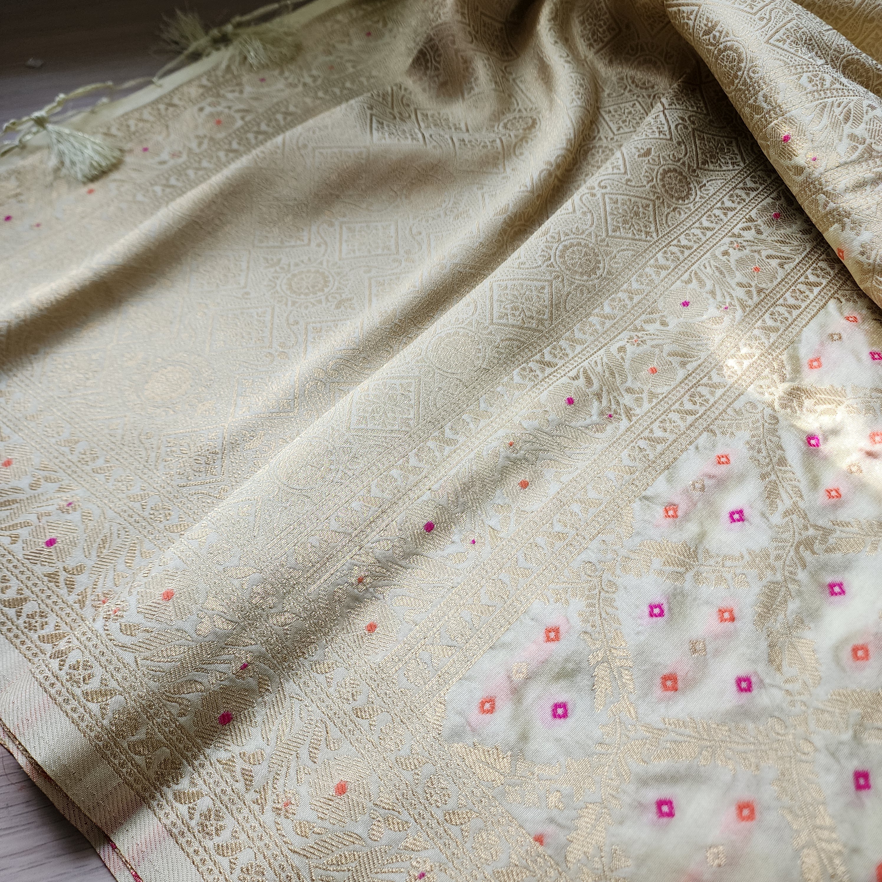 Cream Bandhani Dupatta with Traditional Jaal