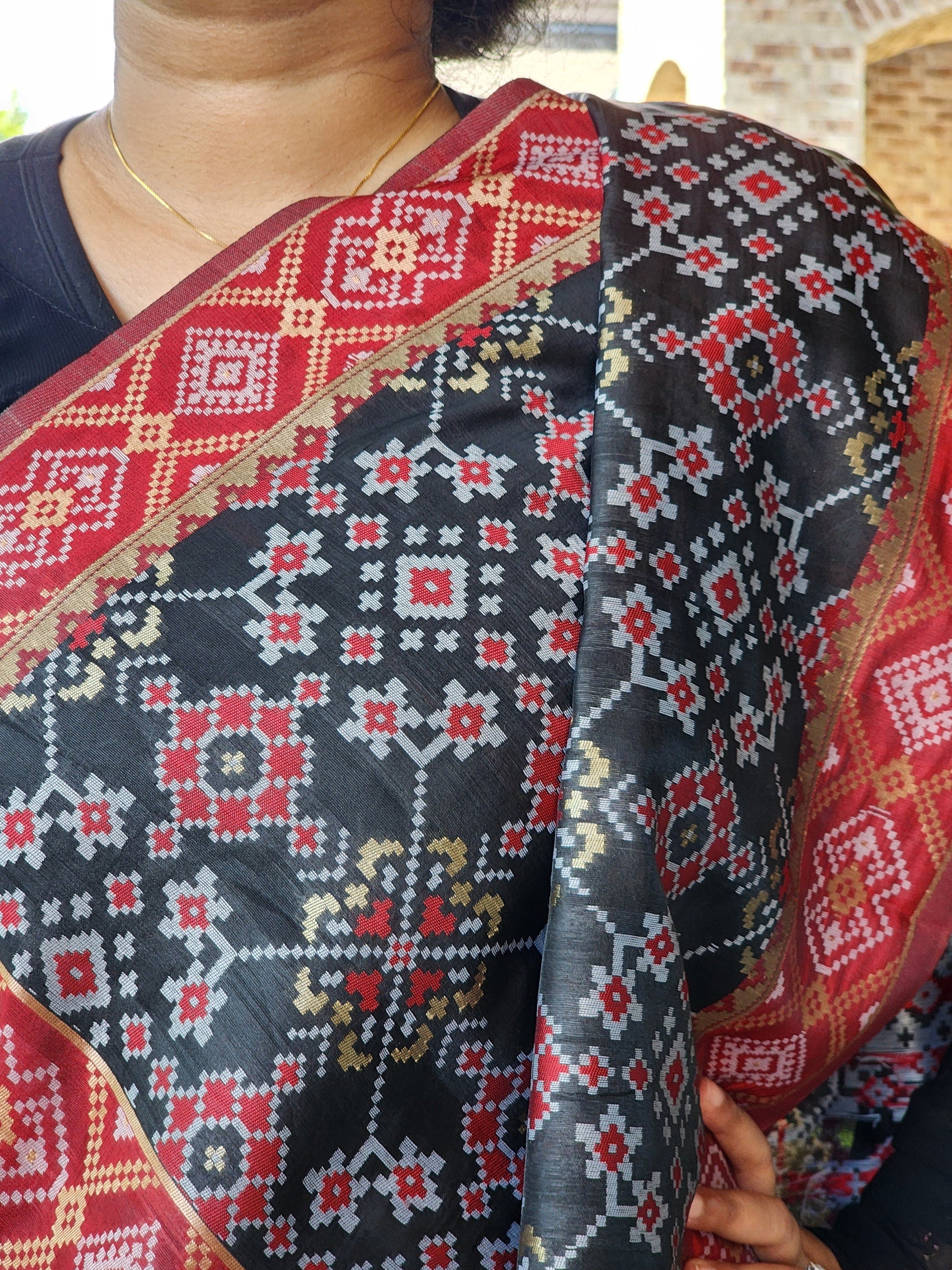 Banarasi Silk Handwoven Black & Maroon Dupatta