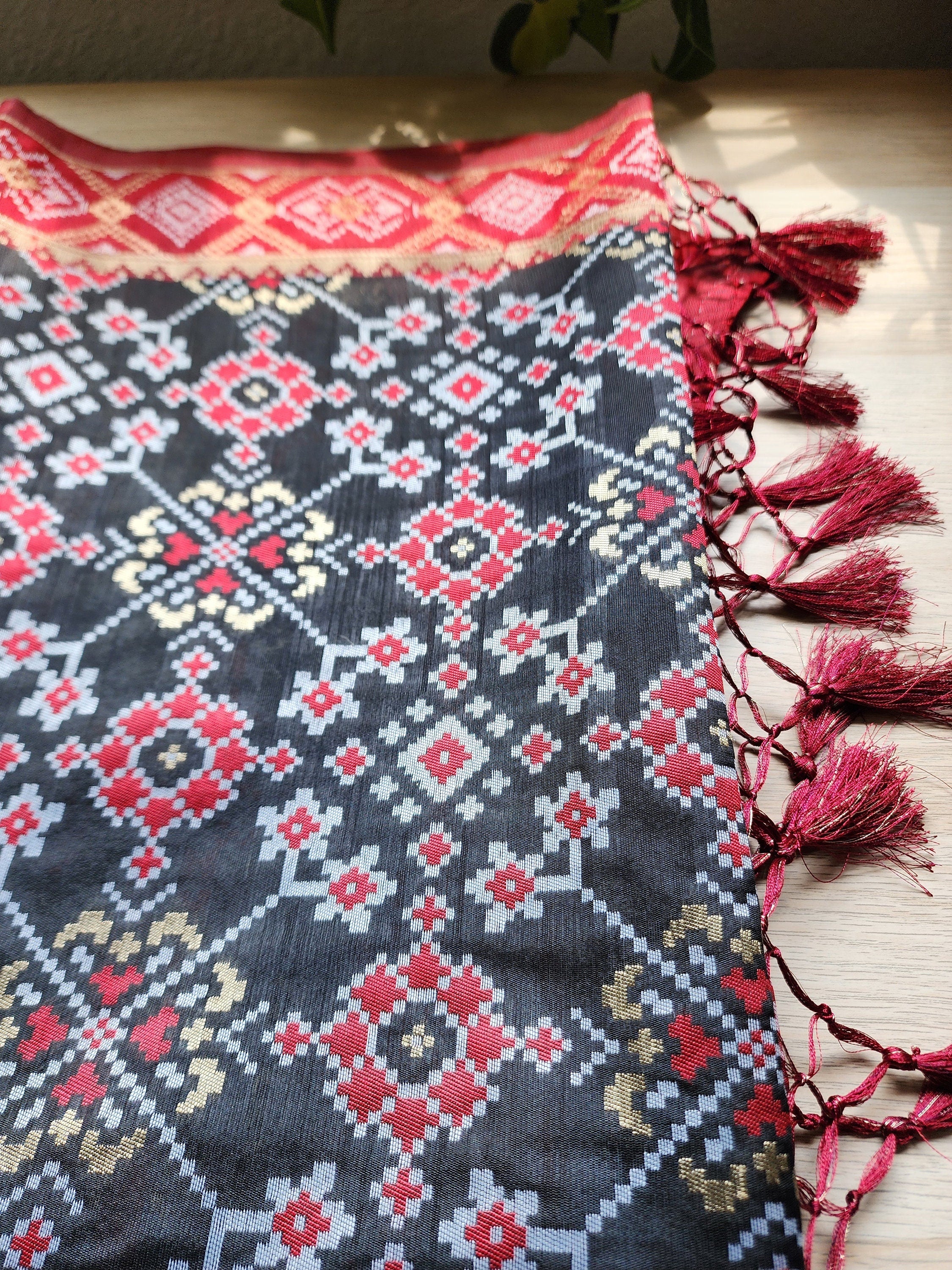 Banarasi Silk Handwoven Black & Maroon Dupatta