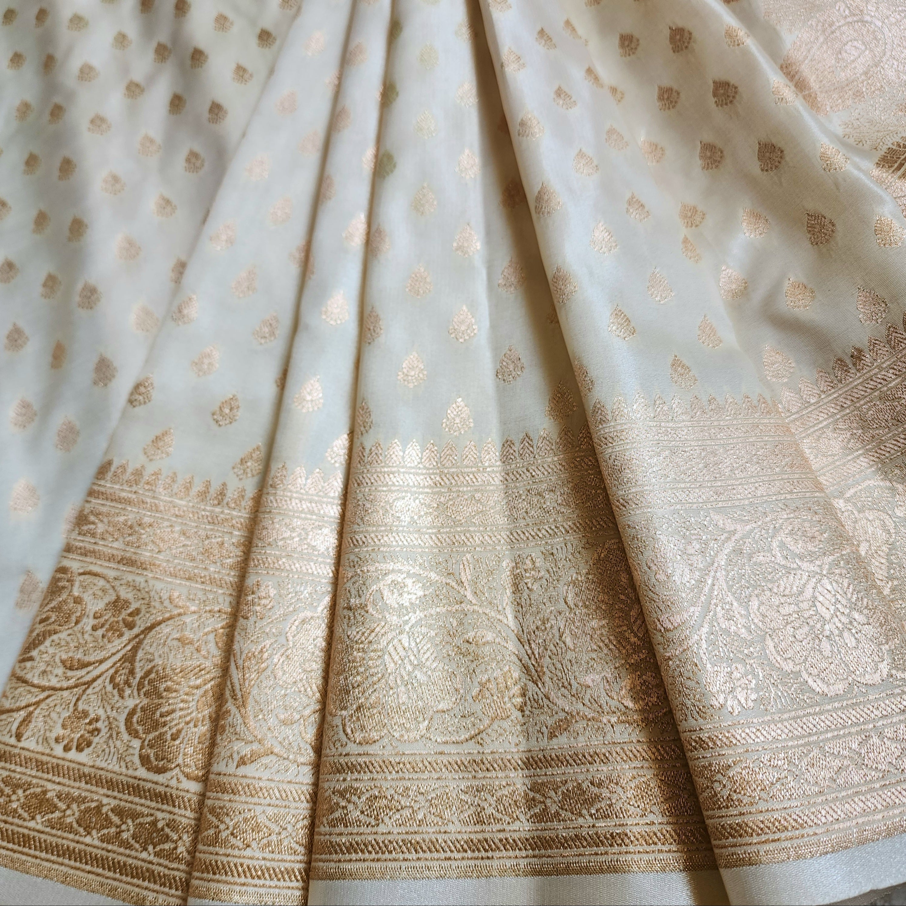 Rich White Banarasi Silk Saree with Gold Zari Weaving