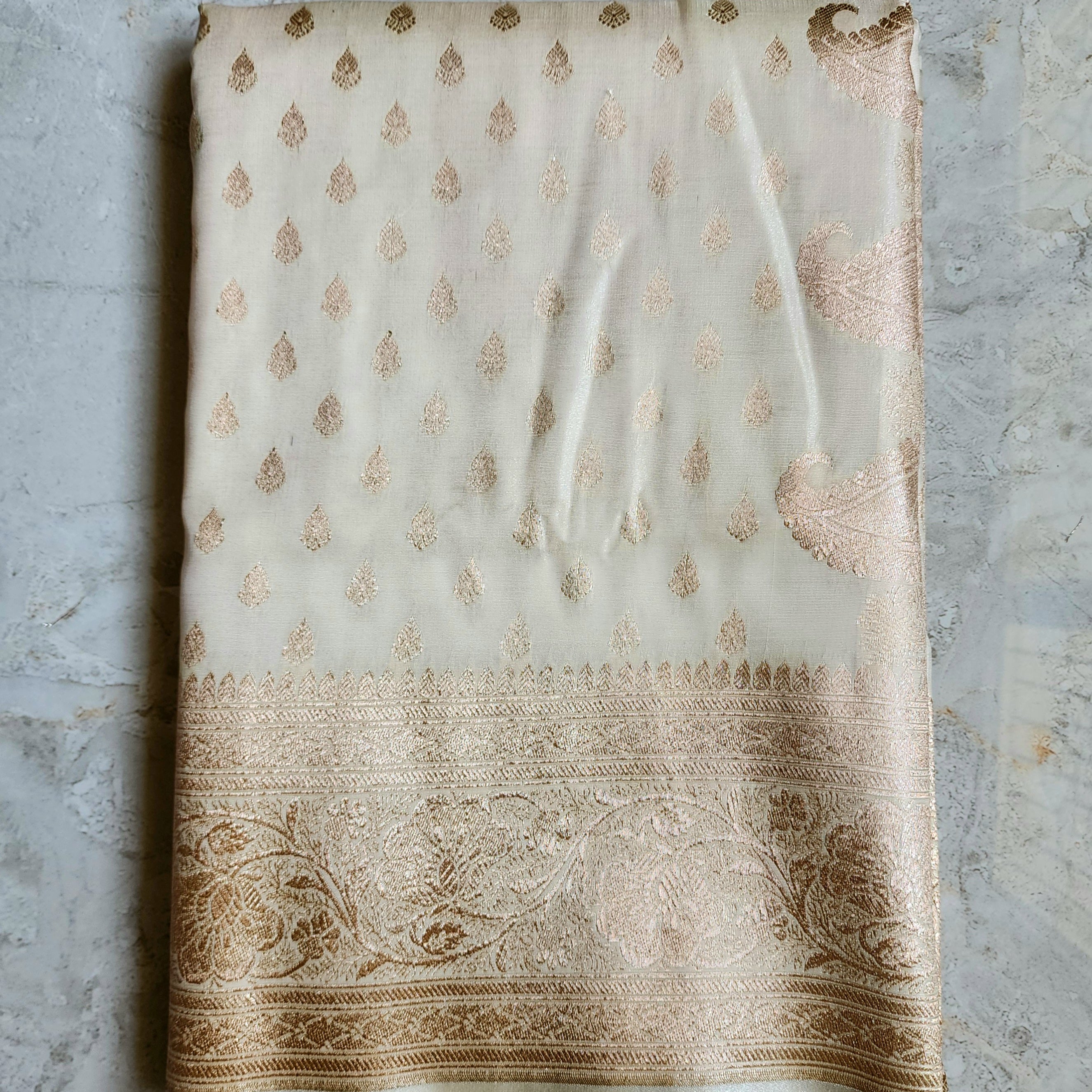 Rich White Banarasi Silk Saree with Gold Zari Weaving