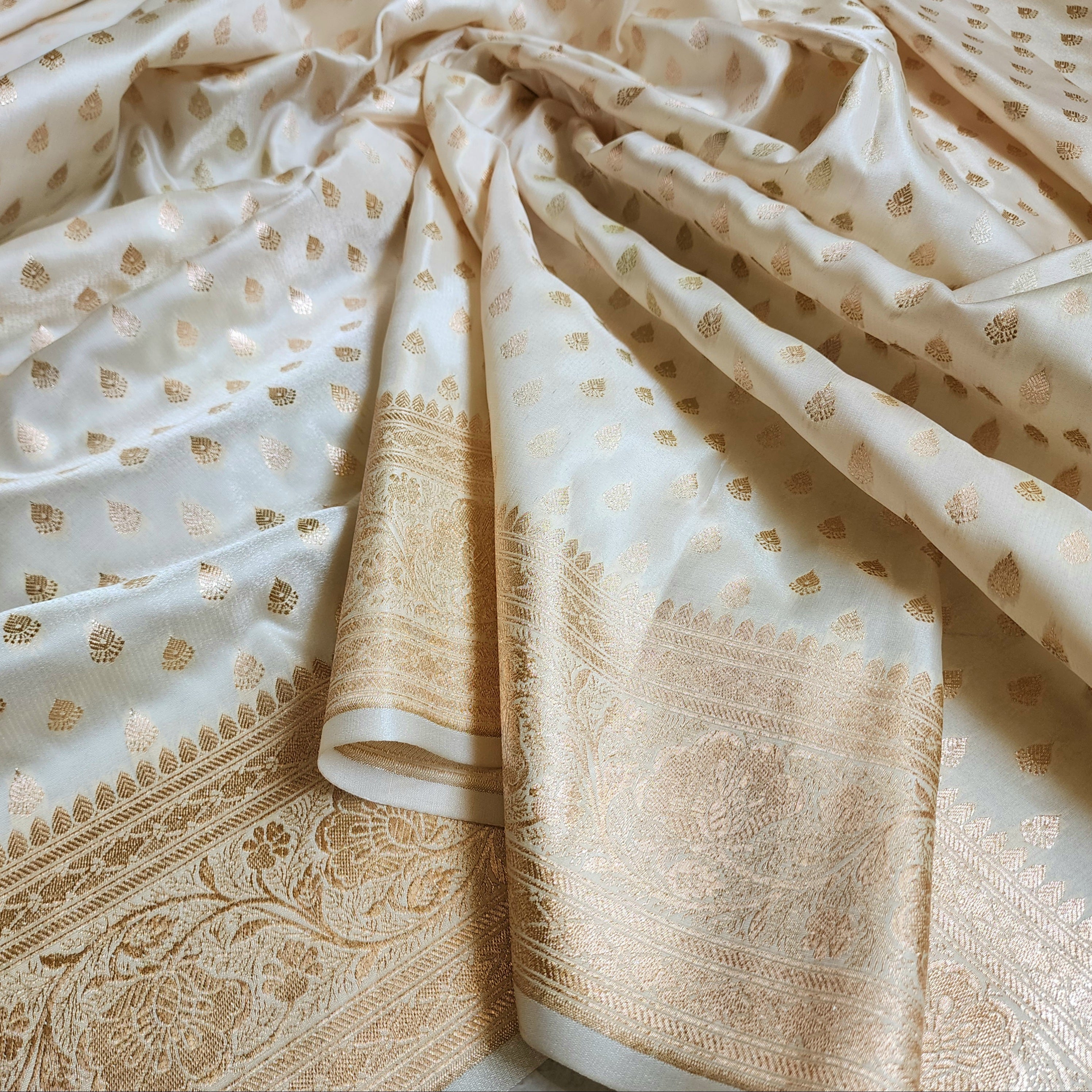 Rich White Banarasi Silk Saree with Gold Zari Weaving