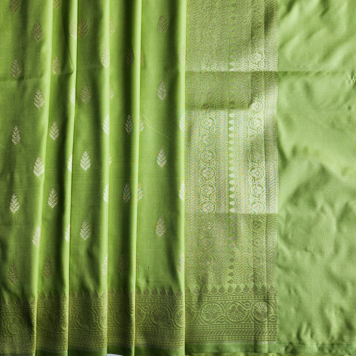 Pista Green Banarasi Tapetta Silk Leaf Weave Dupatta