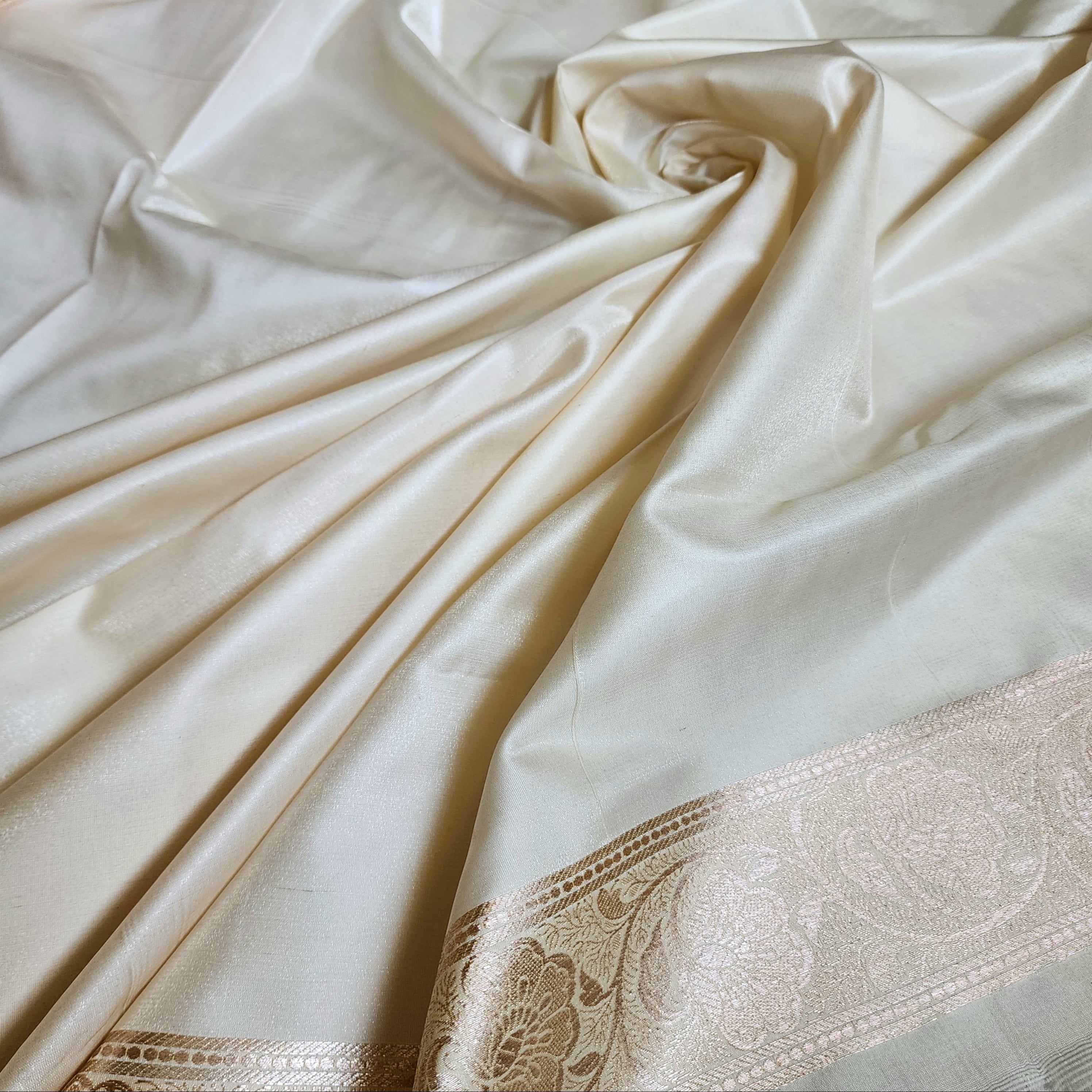 Rich White Banarasi Silk Saree with Gold Zari Weaving