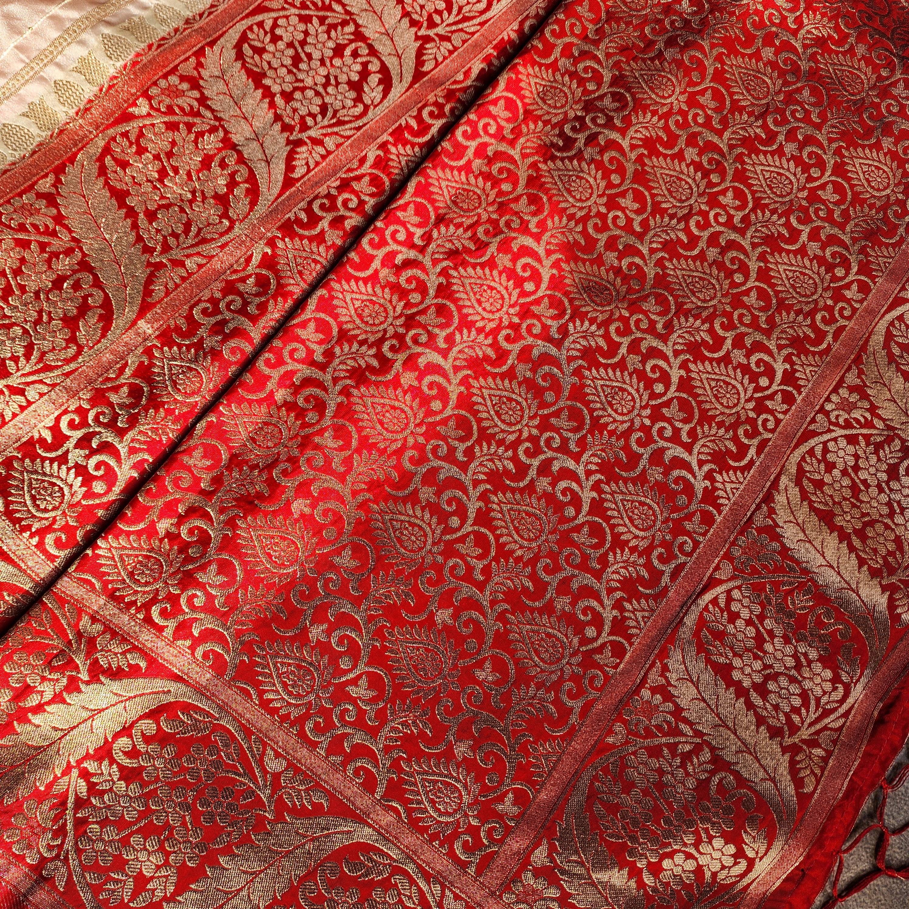 Rich White Crepe Georgette Silk Saree with Red Border and Gold Zari Detailing