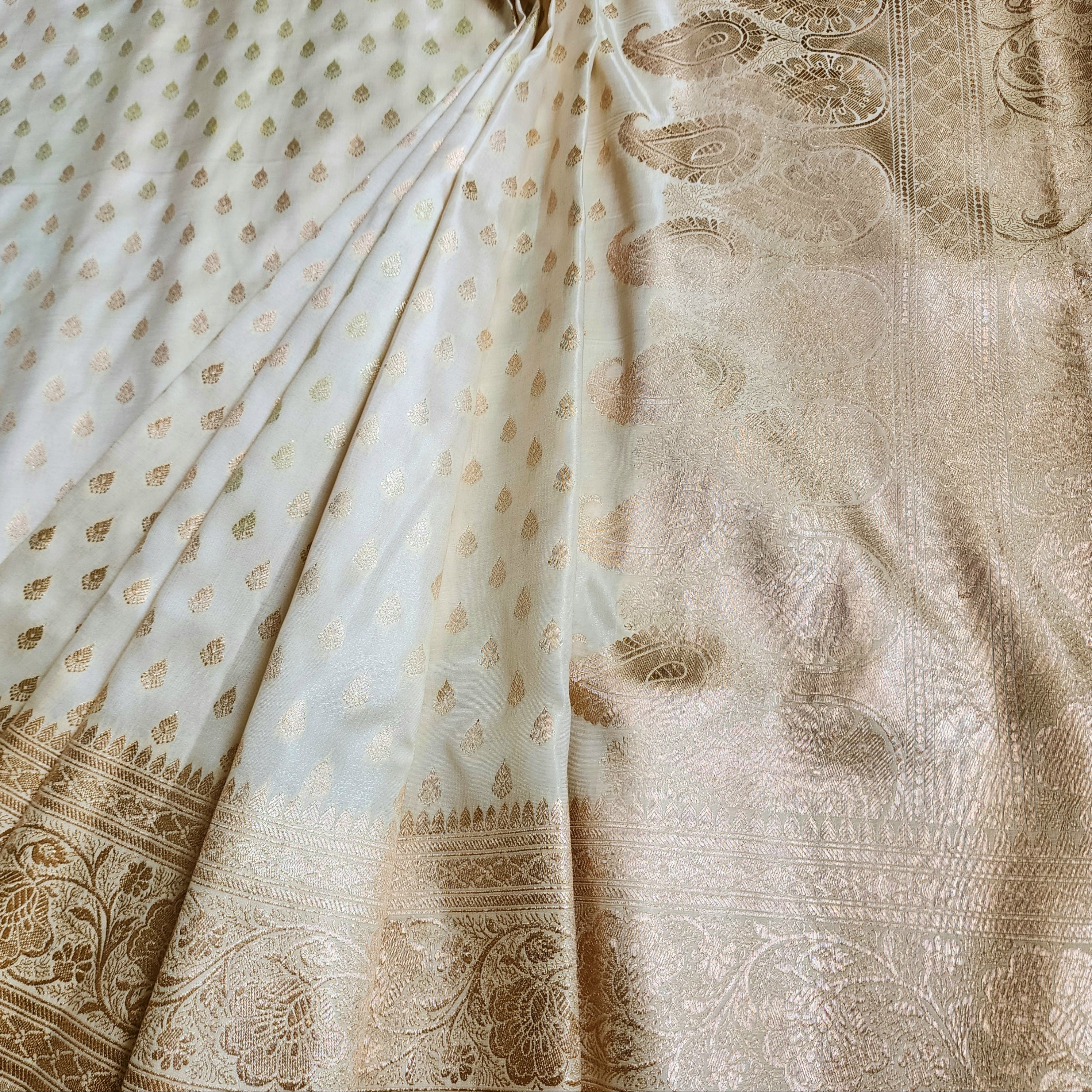 Rich White Banarasi Silk Saree with Gold Zari Weaving