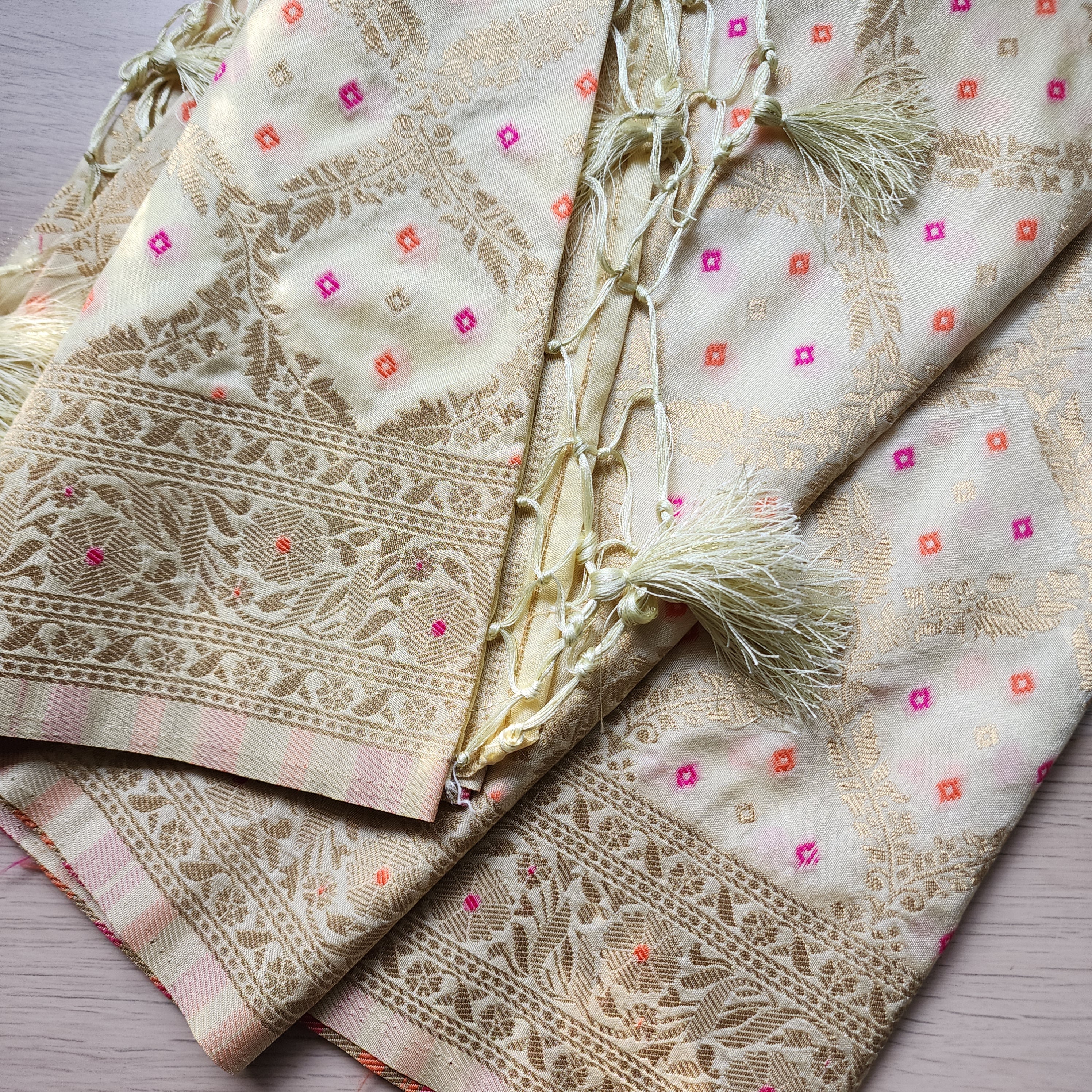 Cream Bandhani Dupatta with Traditional Jaal