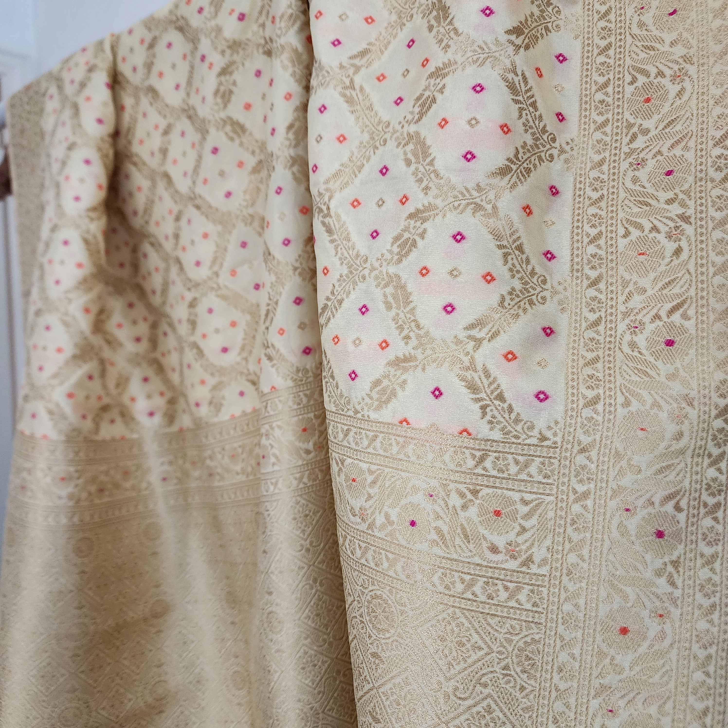 Cream Bandhani Dupatta with Traditional Jaal