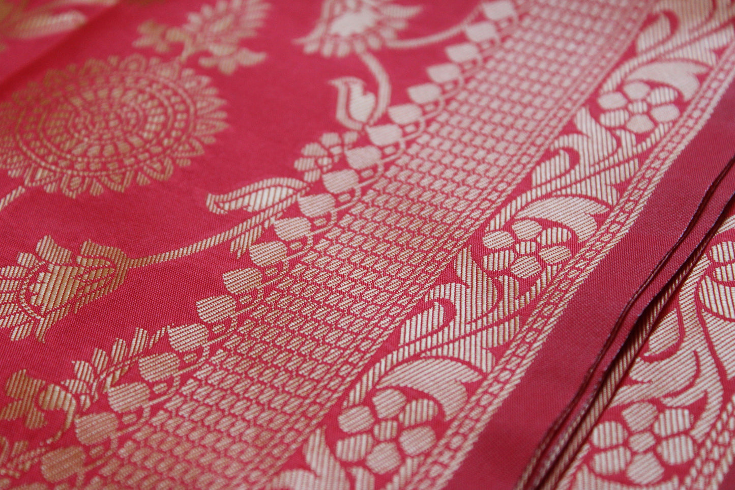 Banarasi Silk Tomato Red Elegant Dupatta, gold handweaving