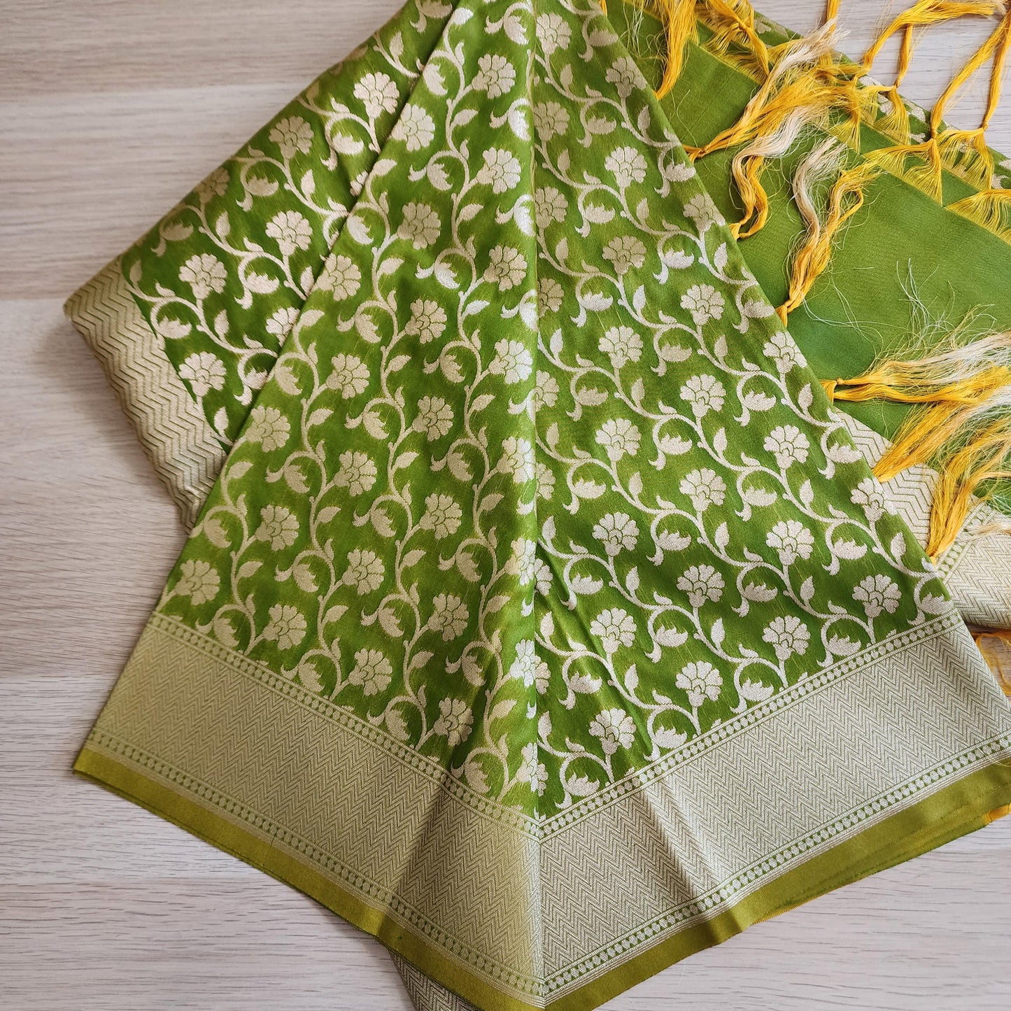 Banarasi Silk Green Dupatta with gold handweaving, Indian traditional and Festive designer dupatta, luxurious soft Banarsi dupatta