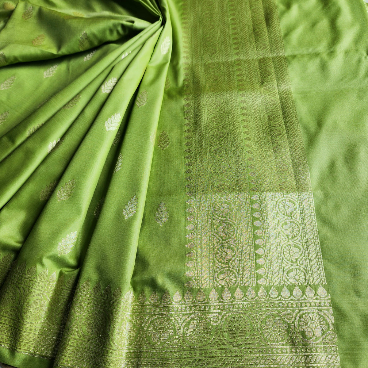 Pista Green Banarasi Tapetta Silk Leaf Weave Dupatta