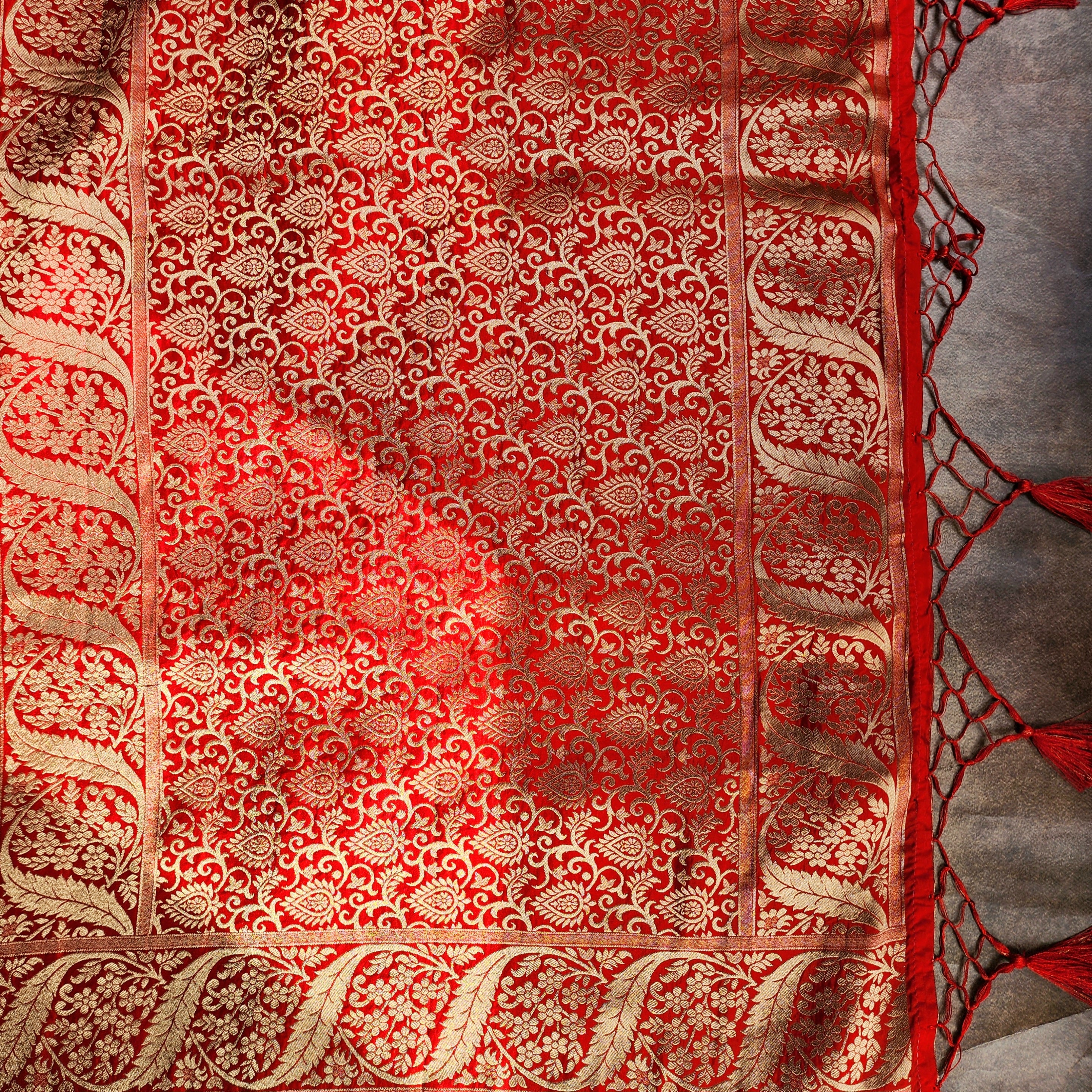 Rich White Crepe Georgette Silk Saree with Red Border and Gold Zari Detailing