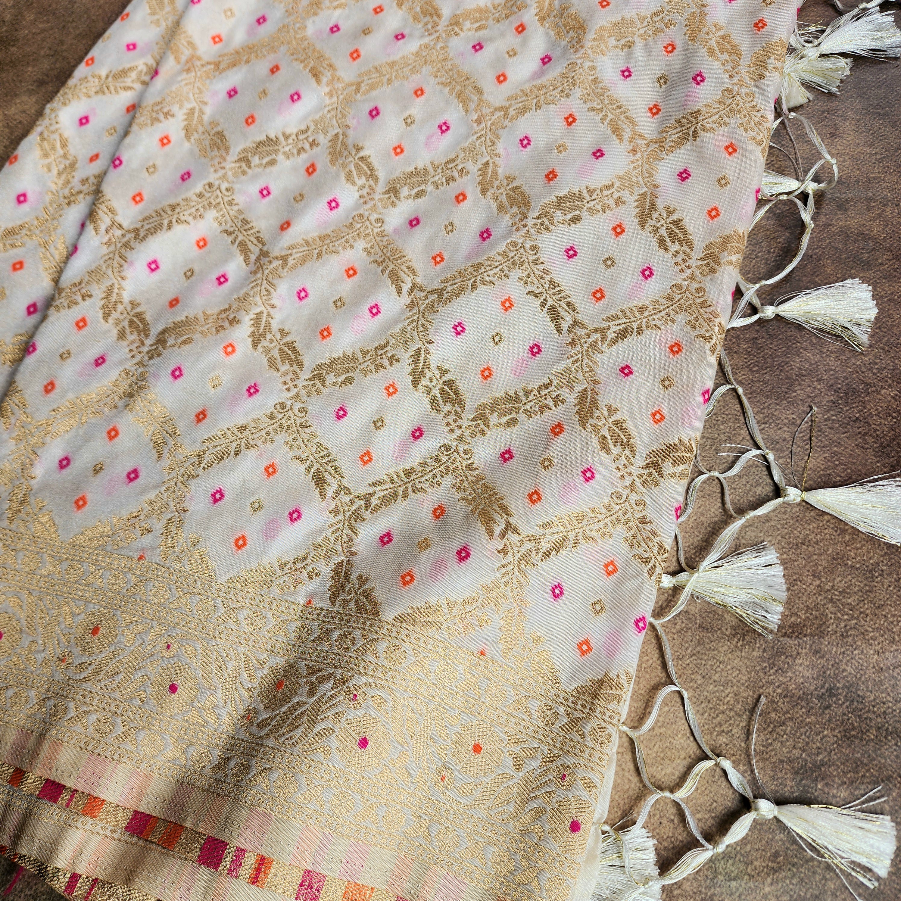 White Bandhani Dupatta with Traditional Jaal
