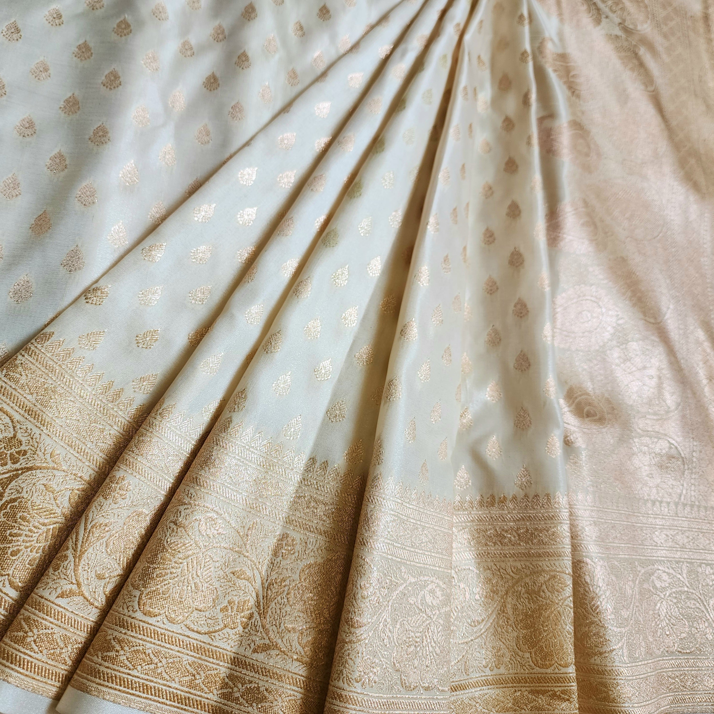 Rich White Banarasi Silk Saree with Gold Zari Weaving