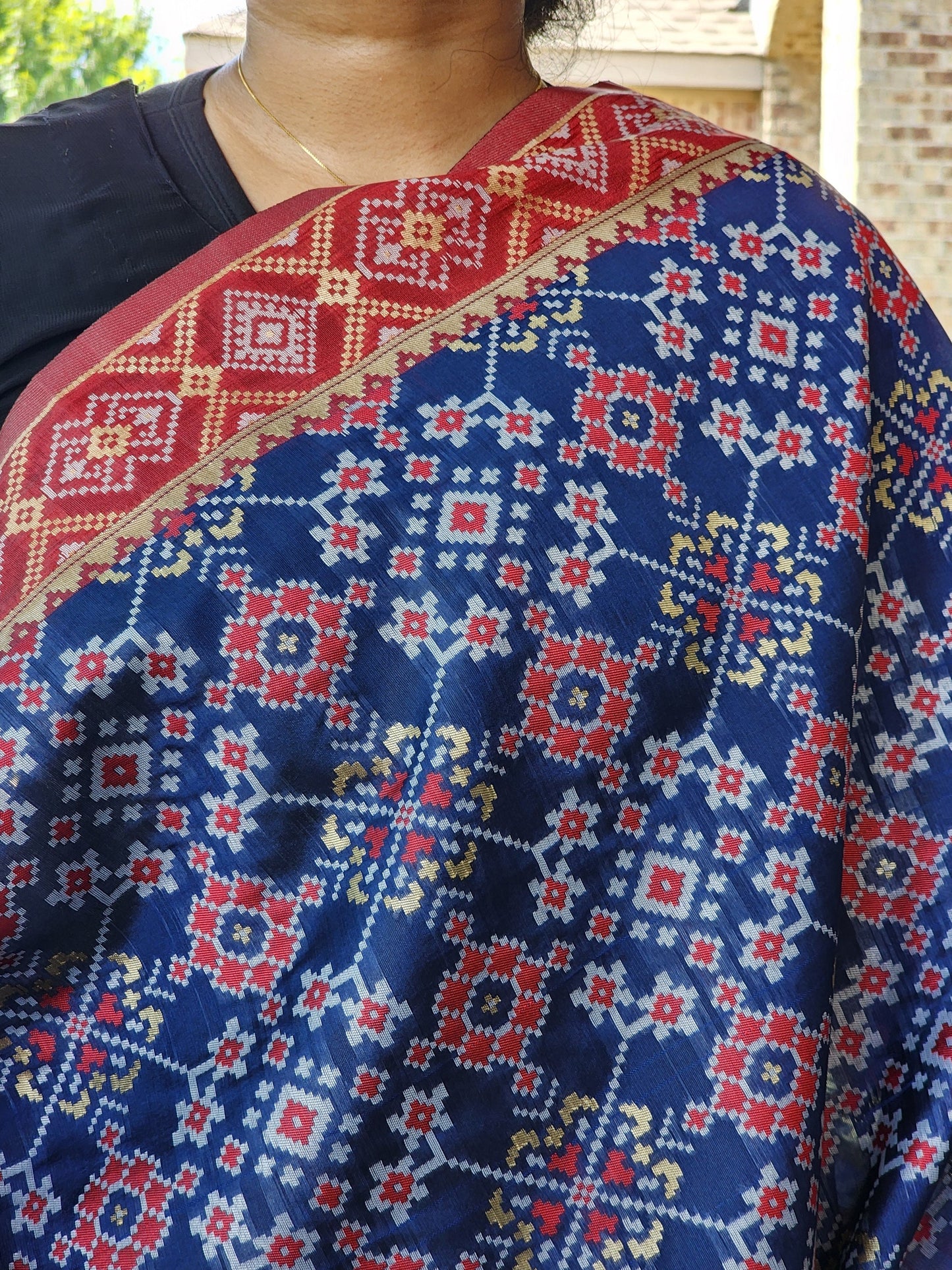 Banarasi Silk Handwoven Navy Blue & Maroon Dupatta with golden weaving, Indian traditional and Festive dhupatta, luxurious Banarsi silk